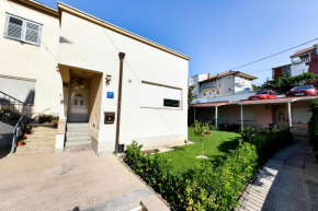 Apartments with a parking space Split - 16314